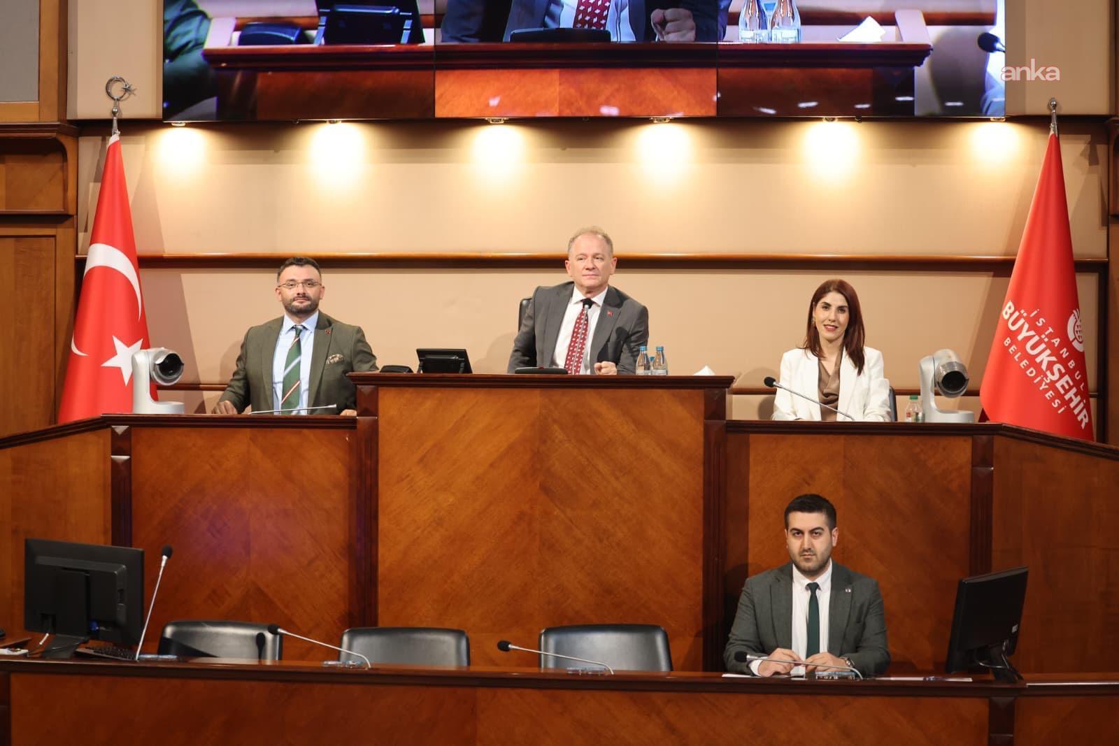 I membri che presiedono la seduta nell'ufficio dell'Assemblea dell'IMM e una vista della sala.