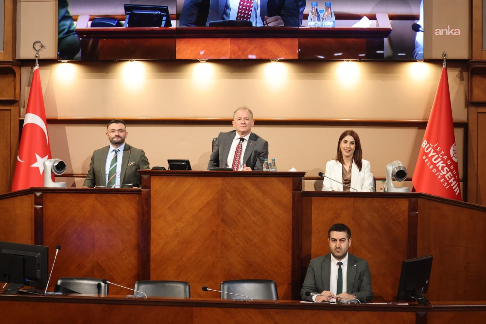 L'ufficio di presidenza e le bandiere comunali nella sala dell'Assemblea del Comune Metropolitano di Istanbul.