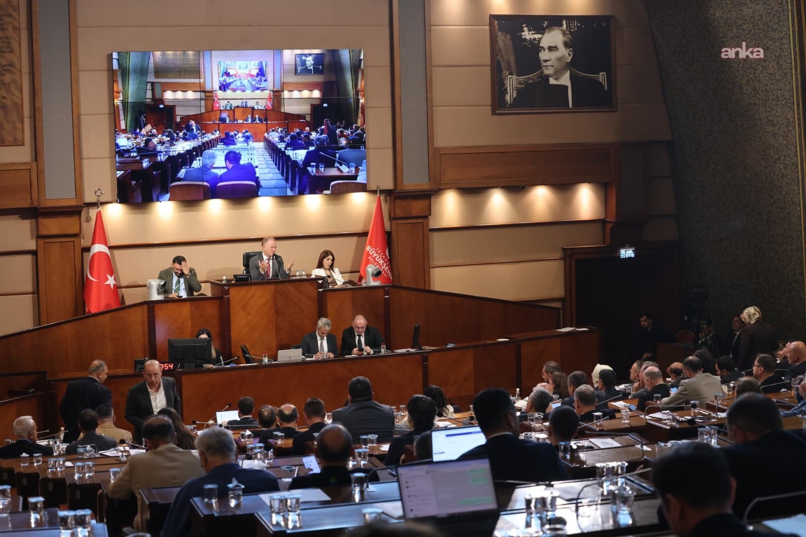 I membri seduti tra i banchi nella sala dell'Assemblea dell'IMM e l'ufficio di presidenza che dirige la seduta.