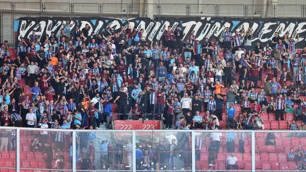 Trabzonspor taraftarlarının yer aldığı tribünden bir görüntü.