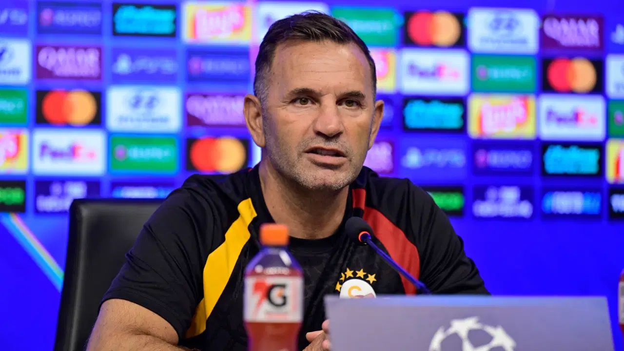 Galatasaray Teknik Direktörü Okan Buruk basın toplantısı alanında konuşurken görülüyor.