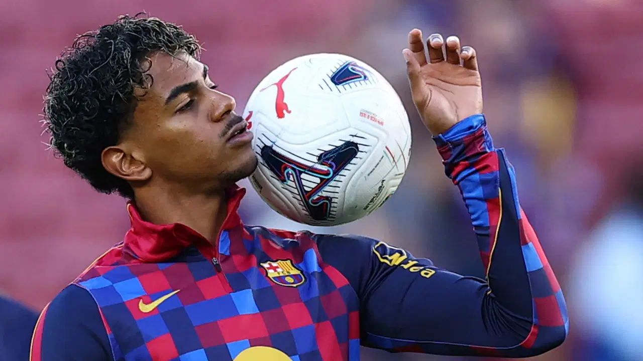 Lamine Yamal, Barcelona formasıyla antrenmanda top kontrol ederken görülüyor.