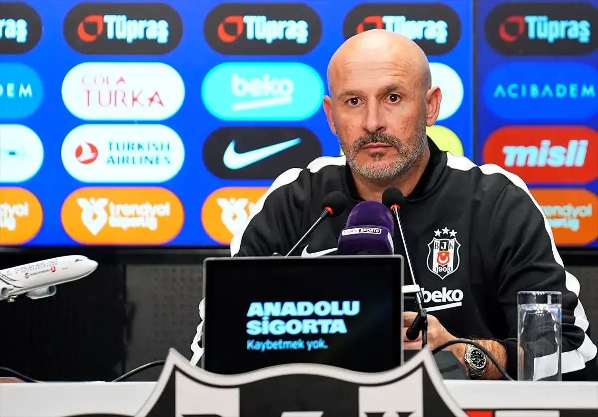 Beşiktaş teknik heyetinden bir ismin basın toplantısında çekilmiş fotoğrafı.