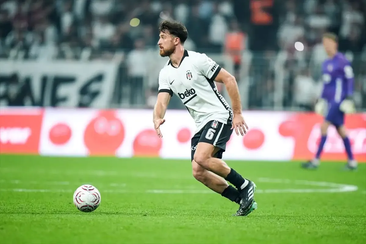 Beşiktaşlı bir futbolcunun maç sırasında topla ilerlediği görüntü.