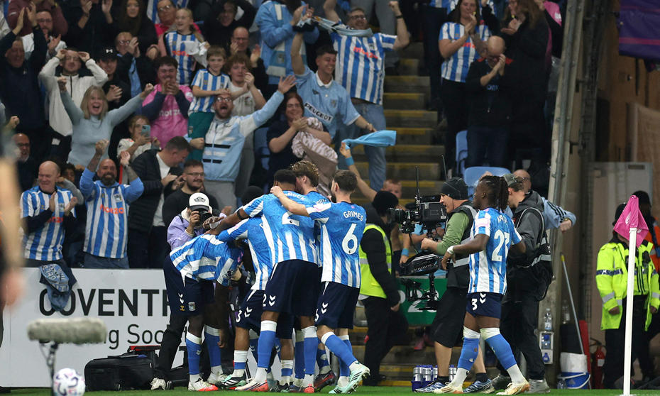 Coventry City futbolcuları taraftarlarının önünde gol sevinci yaşıyor.