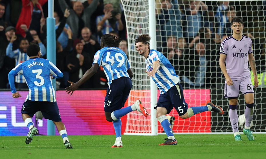 Coventry City forması giyen Sidiki Cherif gol sonrası takım arkadaşlarıyla kutlama yapıyor.