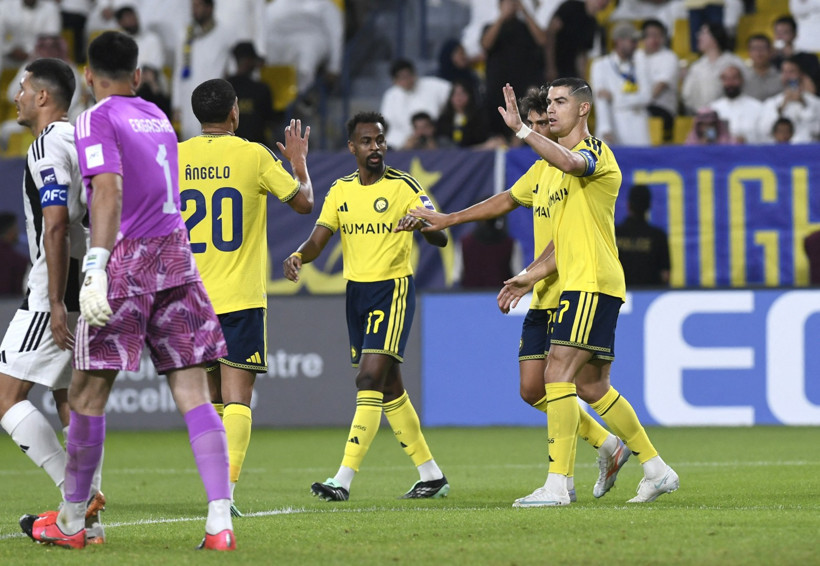 Al Nassr forması giyen Cristiano Ronaldo ve takım arkadaşları Neftchi maçında sahada görülüyor.