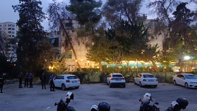 Imagen nocturna de los equipos policiales y vehículos en la zona de la operación en Karaköprü, Şanlıurfa.