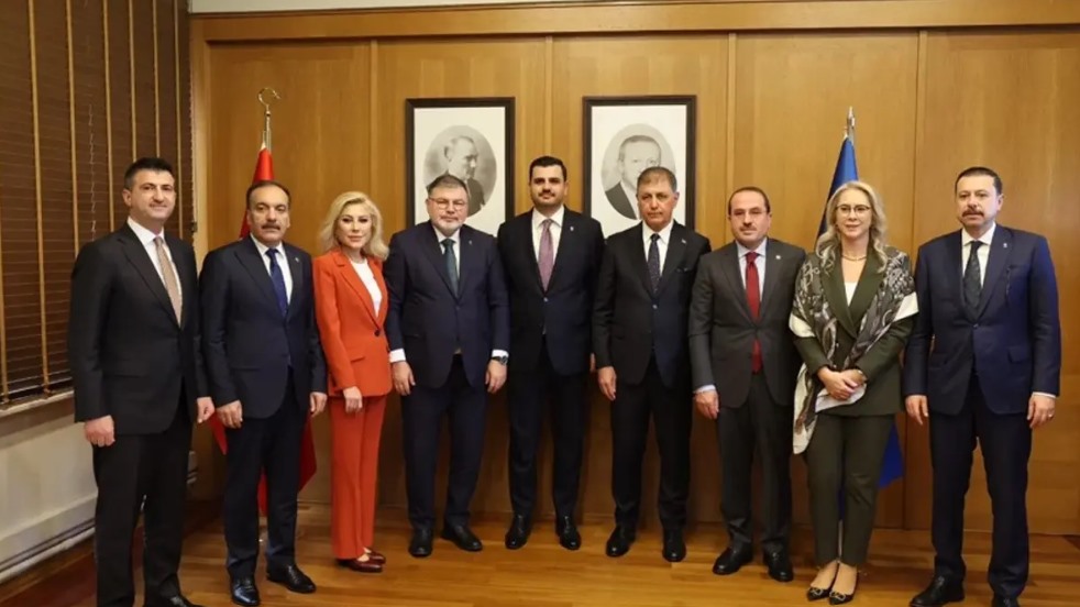 İzmir Büyükşehir Belediyesi’nde AKP heyeti ve Cemil Tugay’ın yer aldığı toplu fotoğraf.