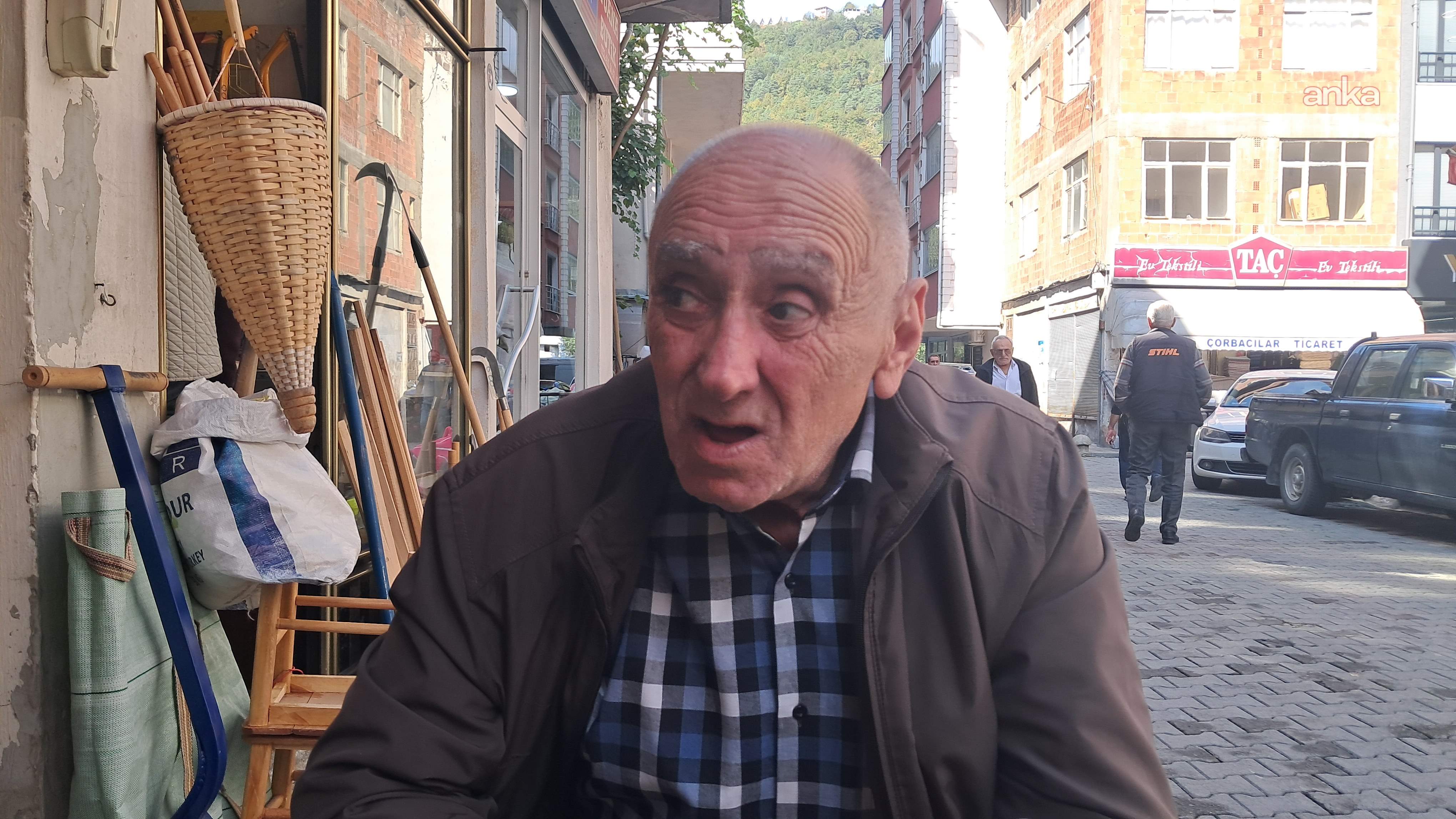 Un anziano cittadino che parla per strada a Borçka e una veduta del centro del distretto.