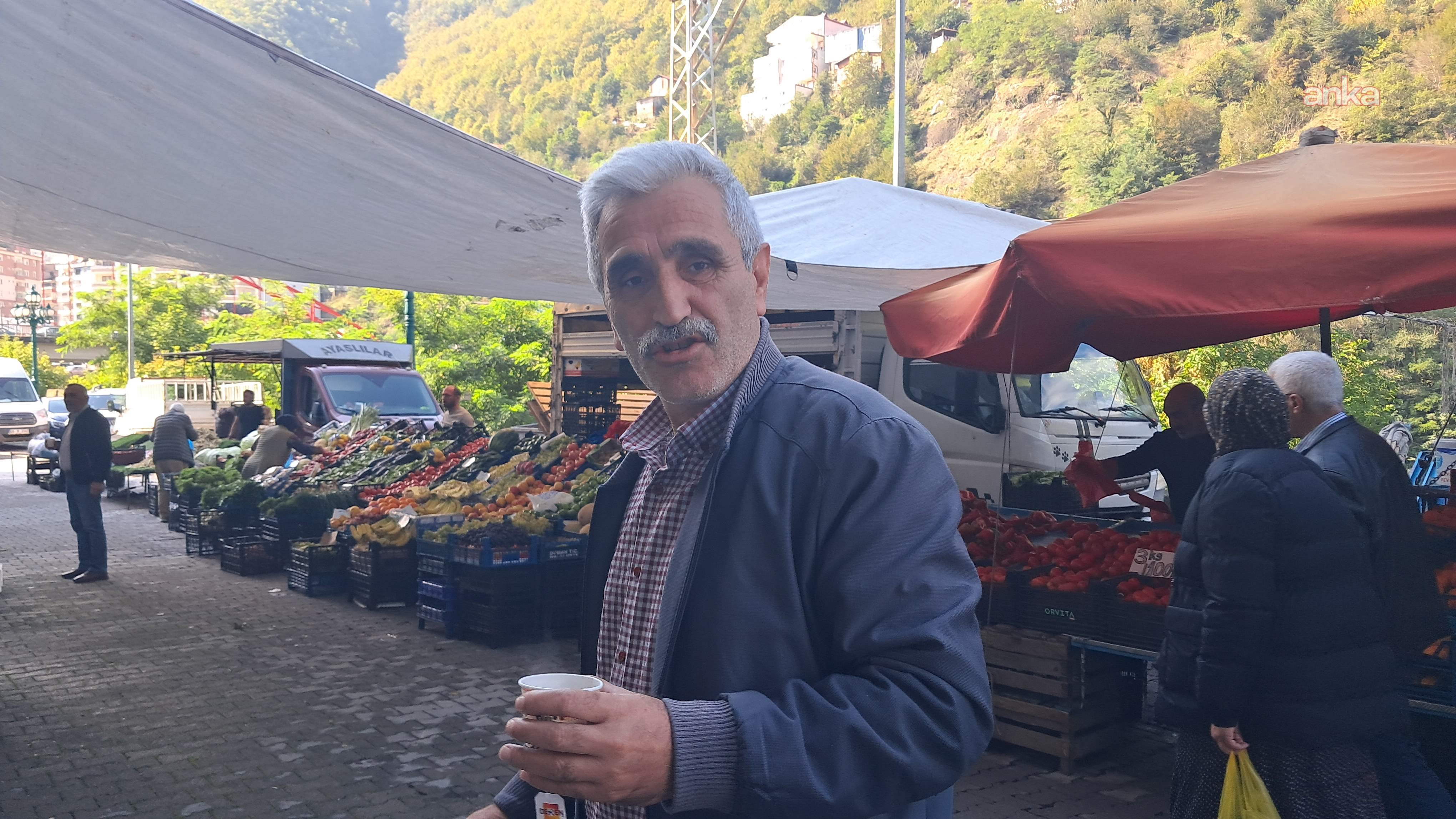 Un cittadino che parla nell'area dei banchi del mercato a Borçka.