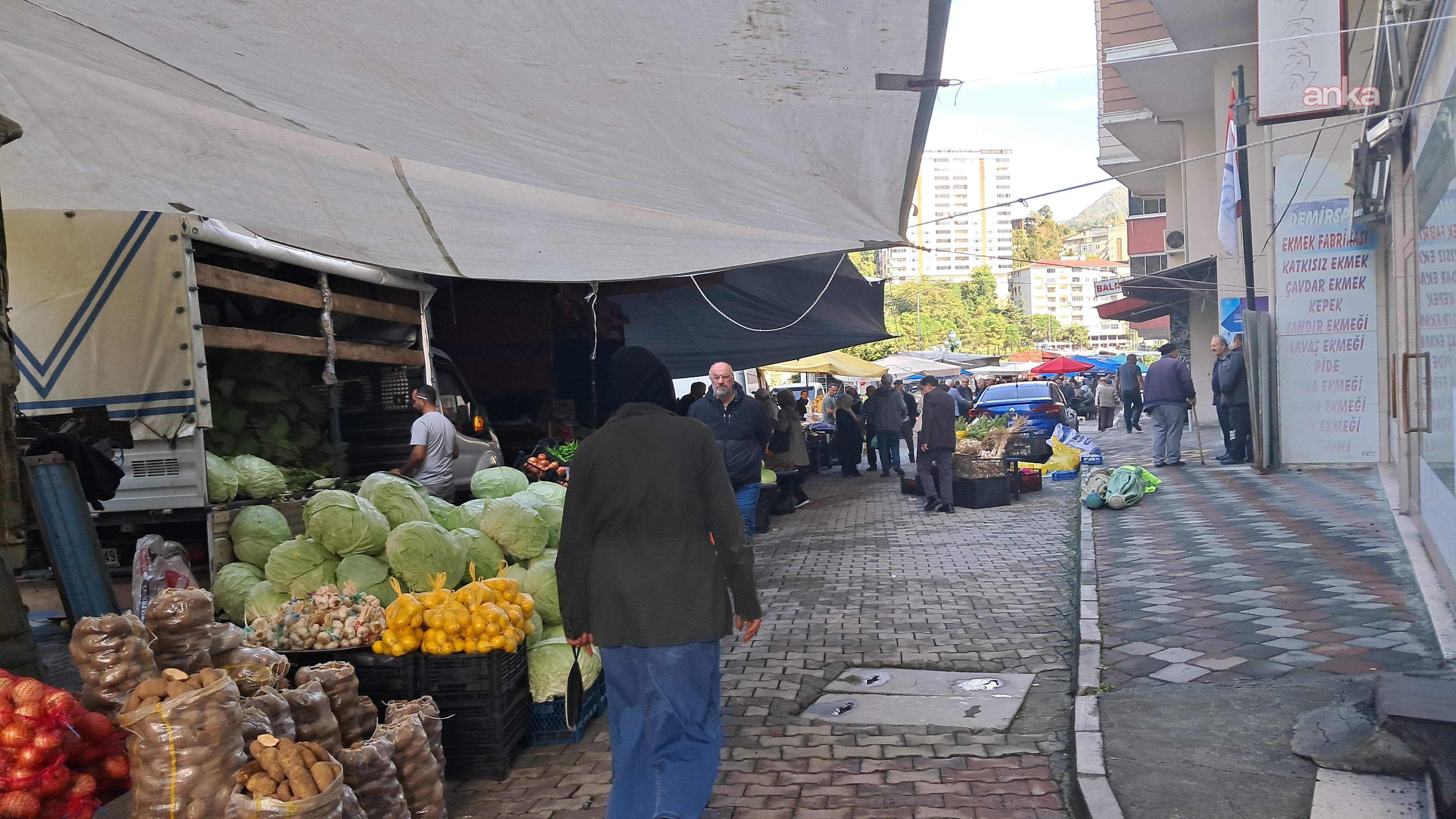 Veduta generale dei banchi di verdura e dell'area del mercato a Borçka.