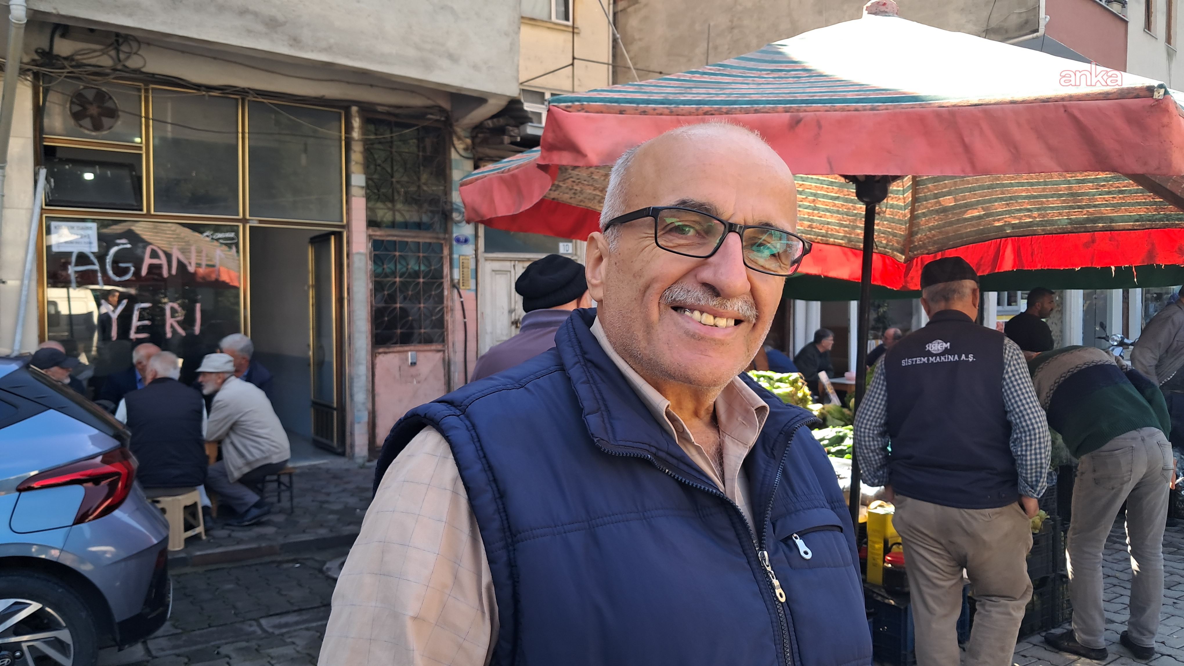 Pensionati e cittadini nei pressi del mercato a Borçka.