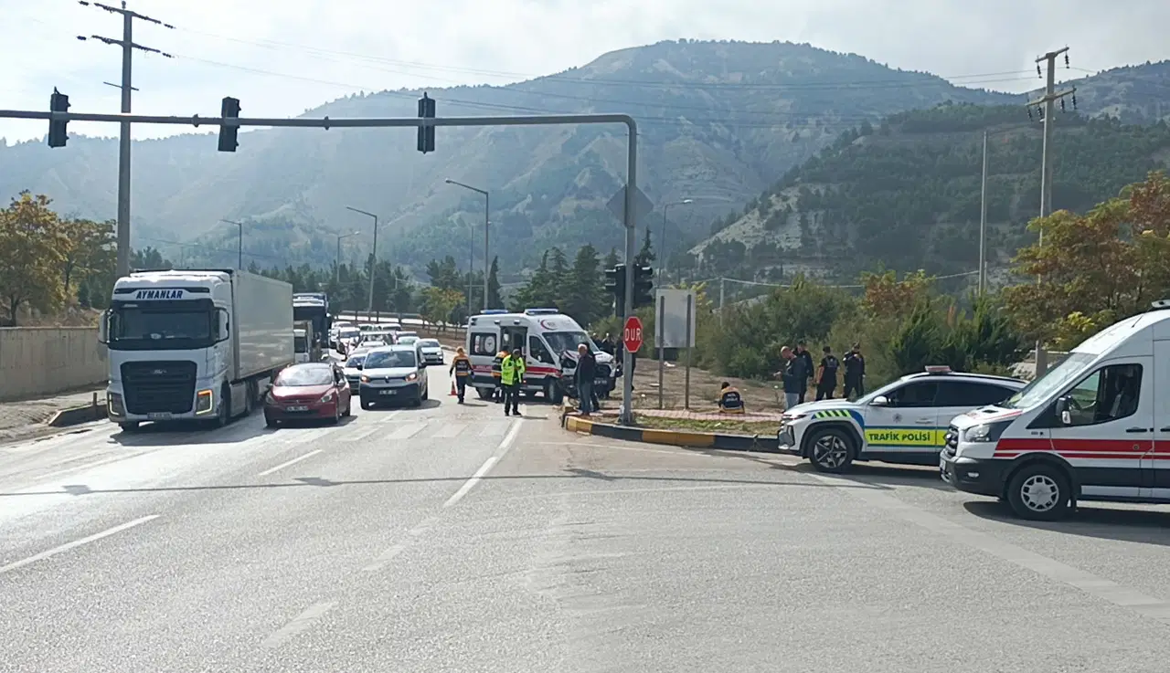 Burdur’da kavşakta meydana gelen kazanın ardından yol üzerinde ambulans ve trafik polislerinin bulunduğu görüntü.