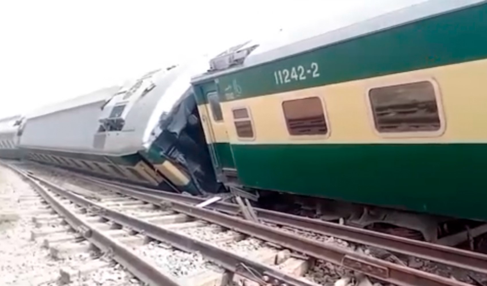 Descarrila un tren de pasajeros en Pakistán: 6 muertos y 30 heridos