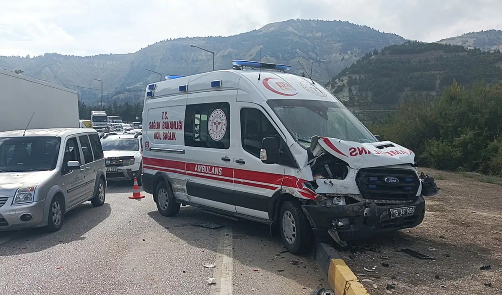 6 injured in multi-vehicle accident involving an ambulance in Burdur