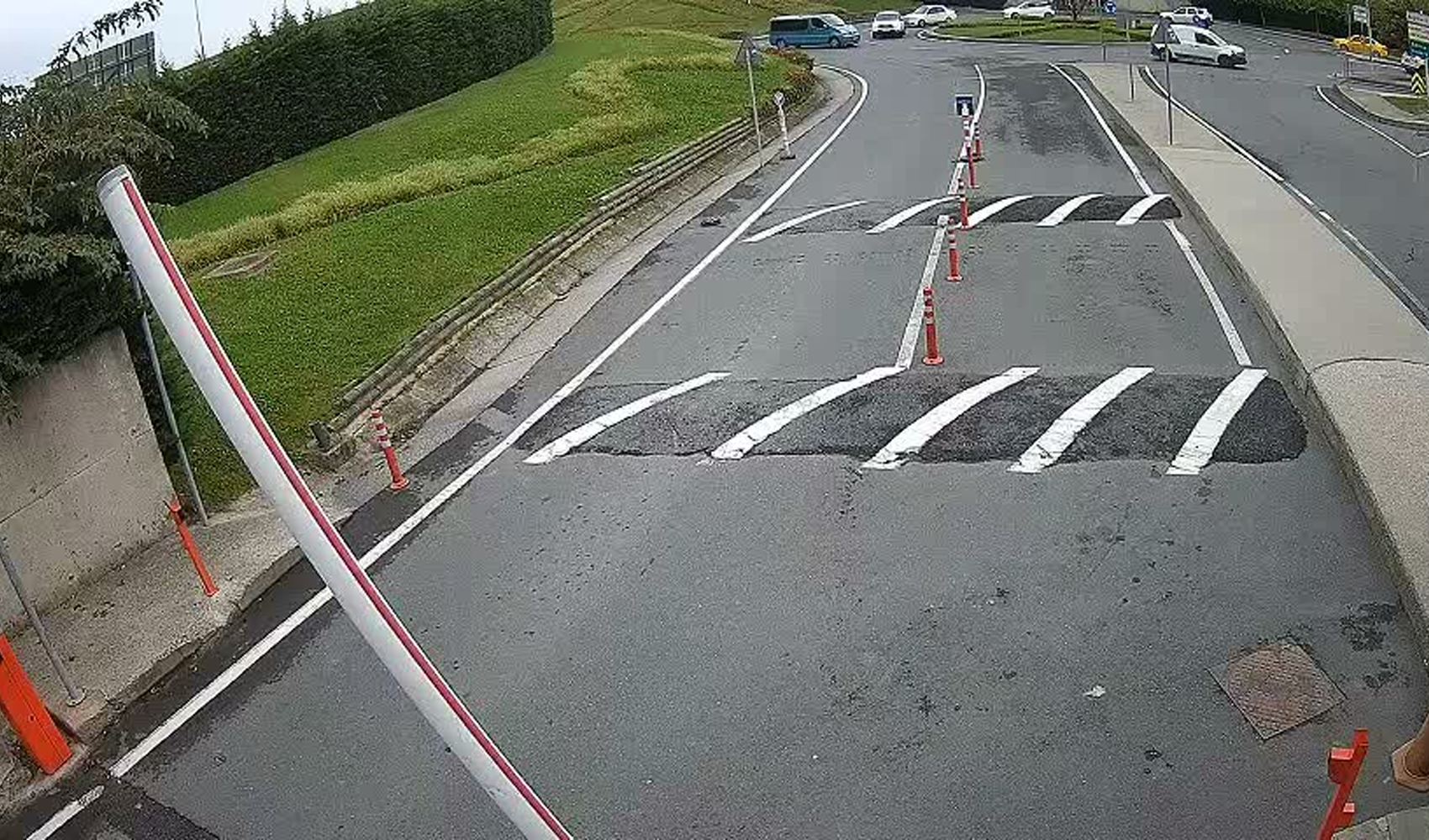 Camion per movimento terra fuori controllo sulla TEM sfonda le barriere dell'AKOM: 2 feriti