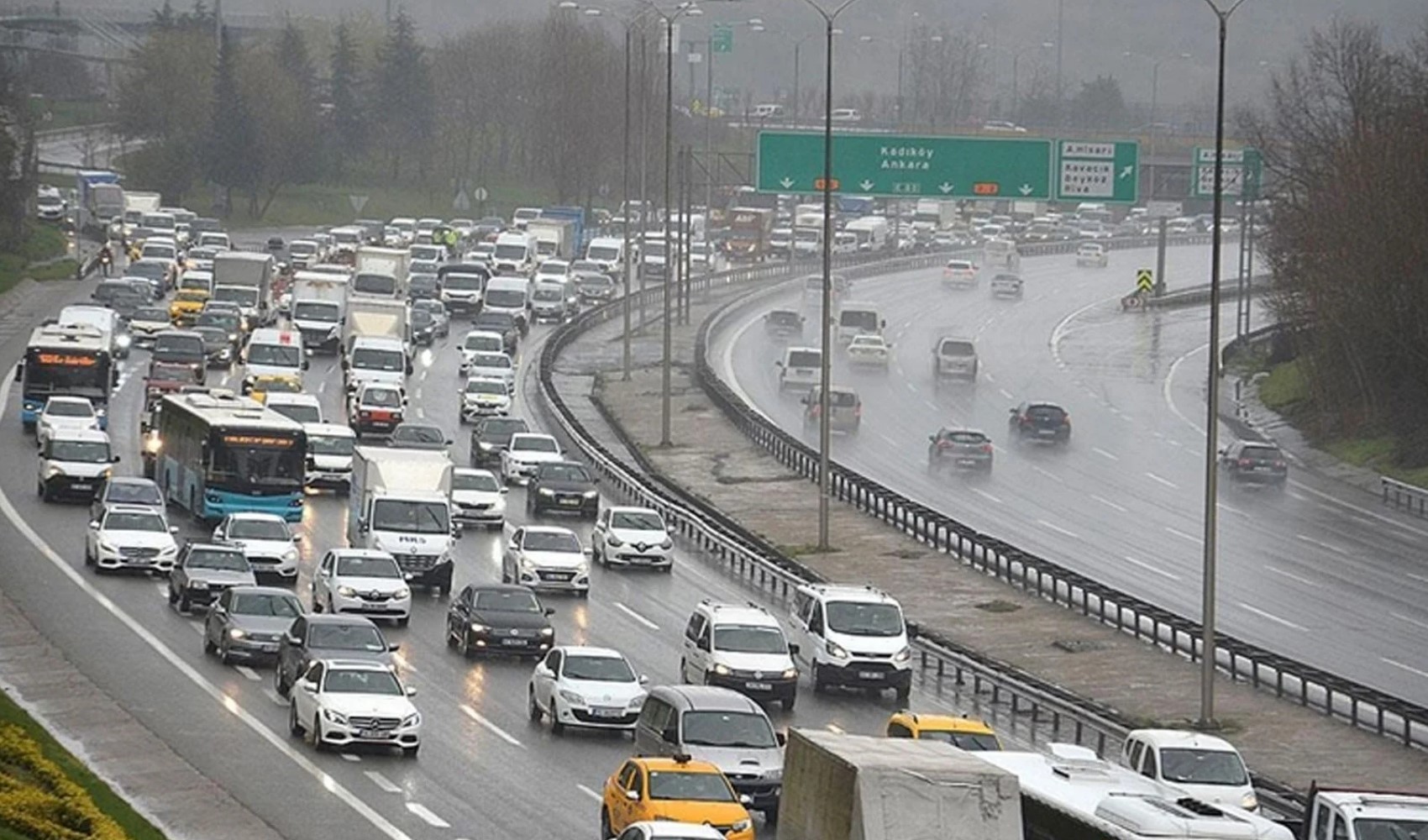 Las fuertes lluvias paralizan el tráfico en Estambul tras la hora punta