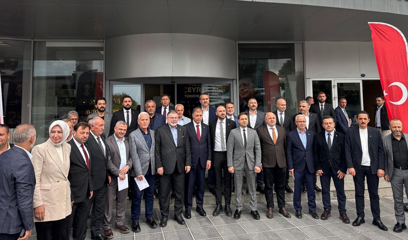 Cemil Tugay, unitosi all'AKP, visita la sede provinciale di Smirne