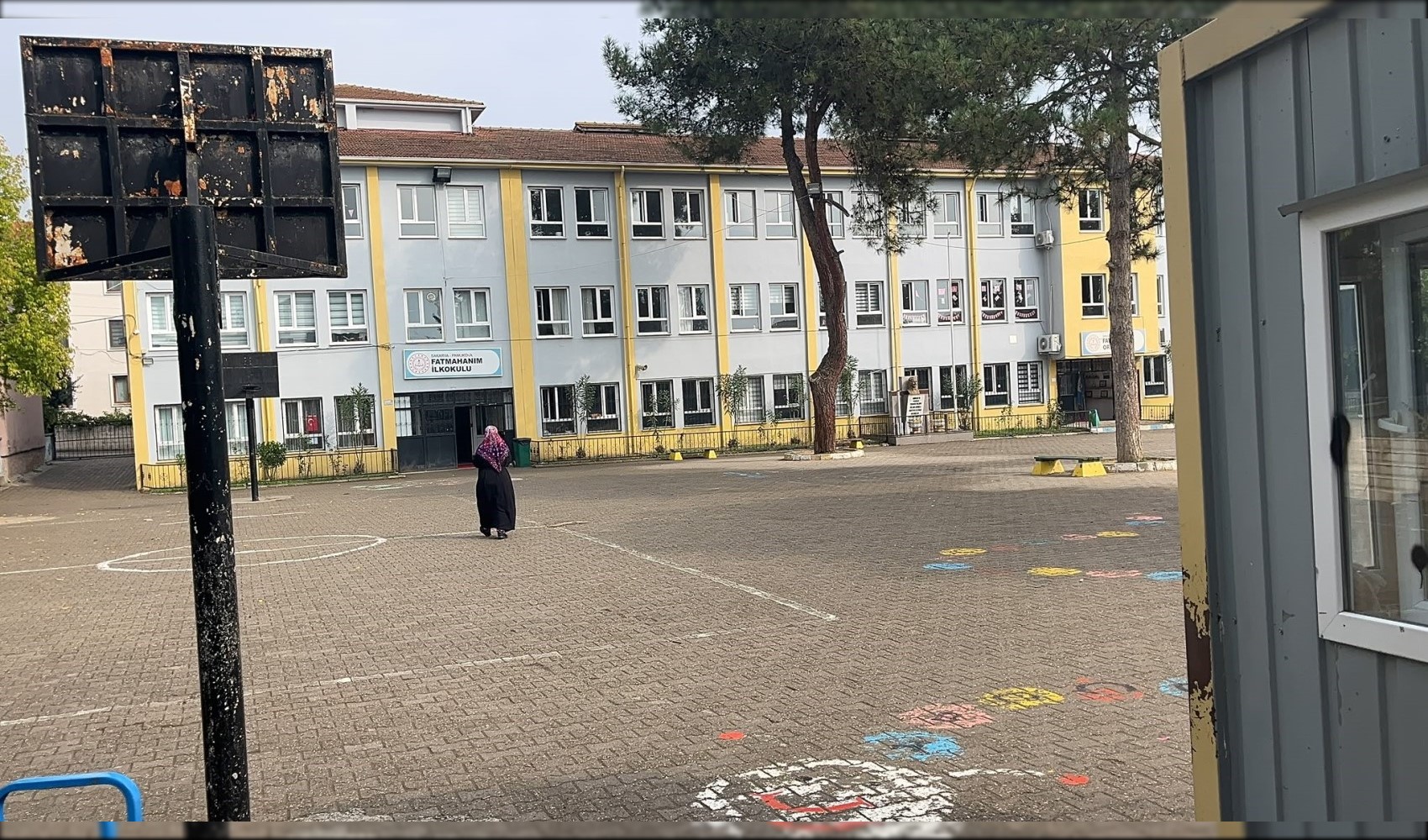 Öğrencilerin kavgasını ayıran hizmetli darbedildi, öğretmen baygınlık geçirdi