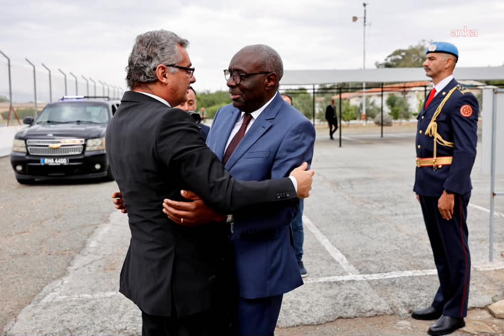 Immagine di un contatto diplomatico in cui Tufan Erhürman saluta un funzionario dell'ONU.
