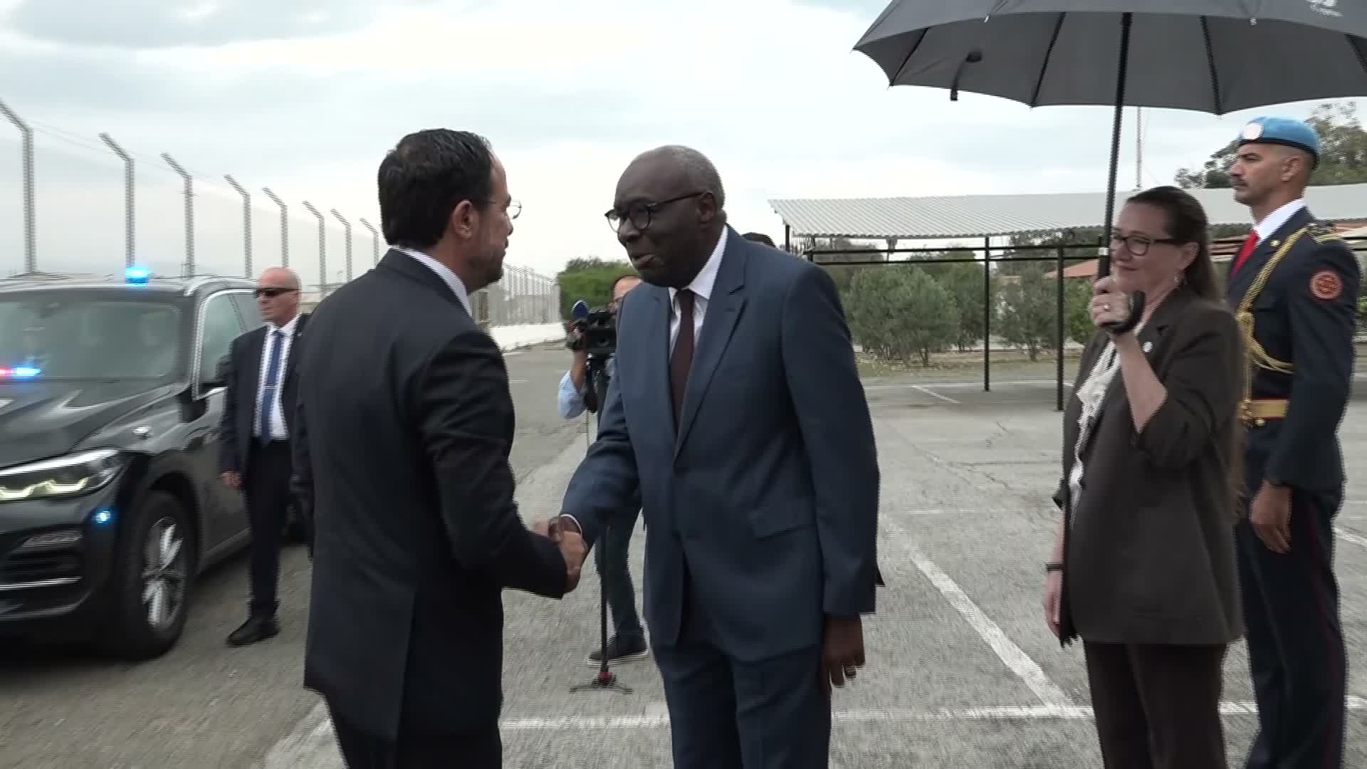 Momento di stretta di mano e accoglienza in uno spazio aperto con la presenza delle delegazioni diplomatiche.