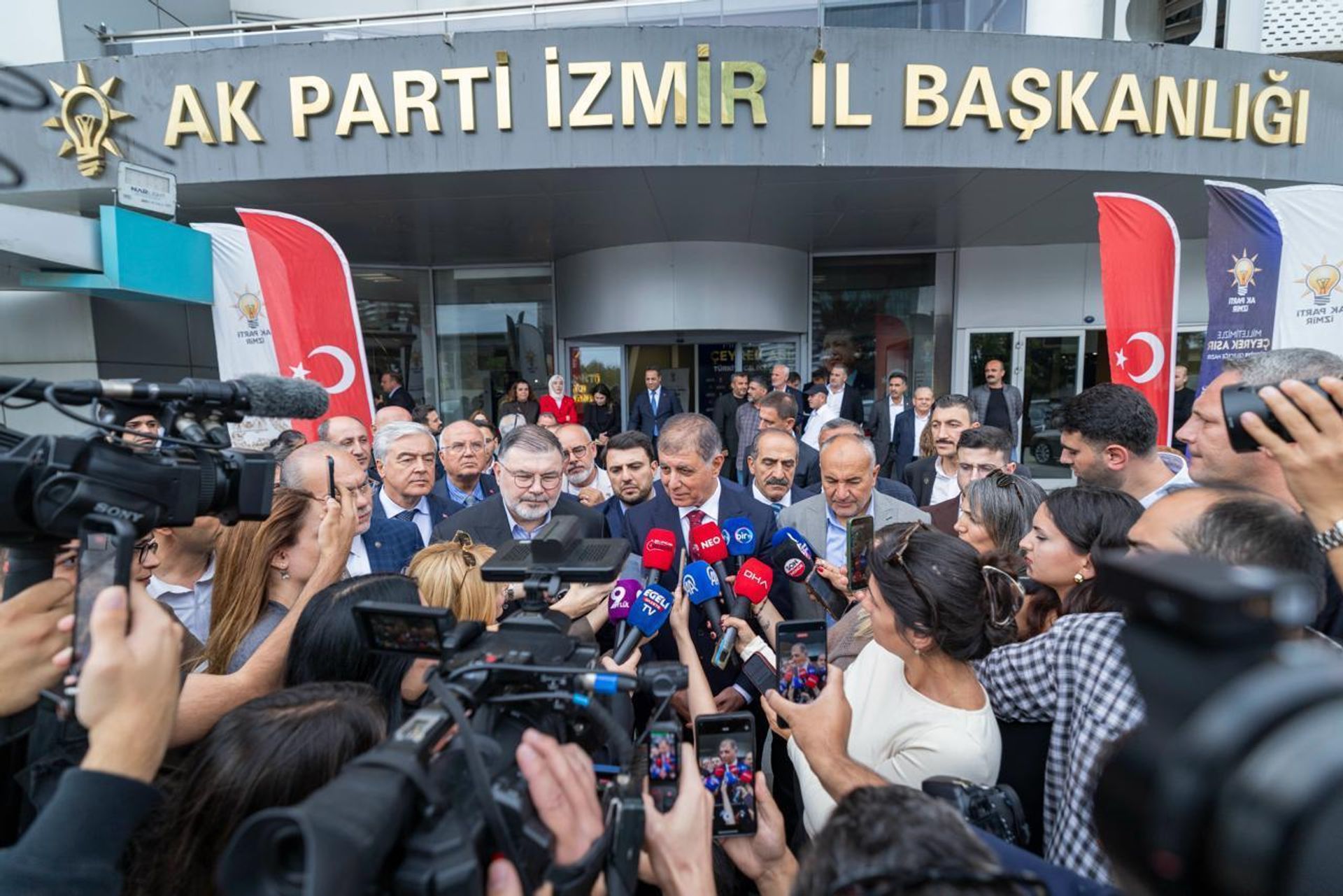 Cemil Tugay e Bilal Saygılı rispondono alle domande dei giornalisti davanti alla sede provinciale dell'AK Party di Smirne.