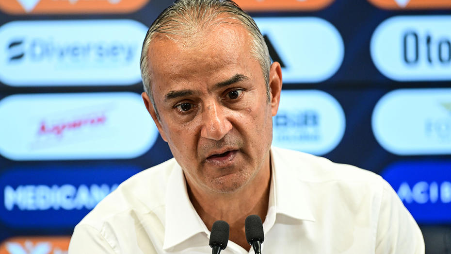 İsmail Kartal parla davanti ai microfoni durante la conferenza stampa.