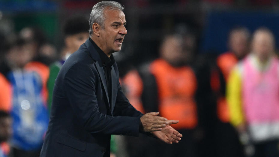İsmail Kartal dirige la sua squadra a bordo campo.