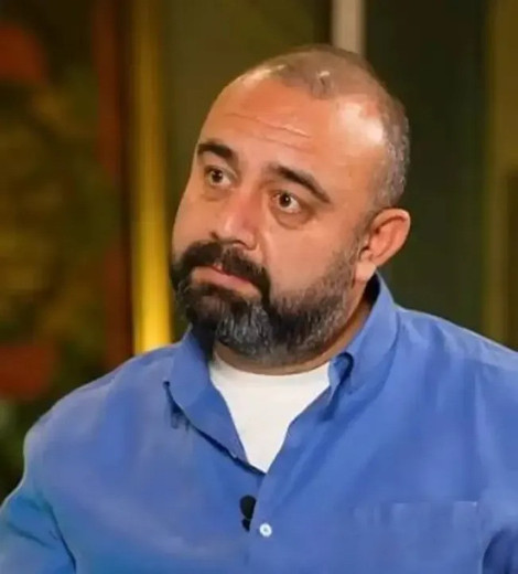 Ritratto di Yasin Oyanık scattato durante un'intervista o un programma.