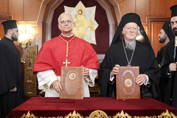 Papa 14. Leo ve din adamları resmi bir törende birlikte görülüyor.