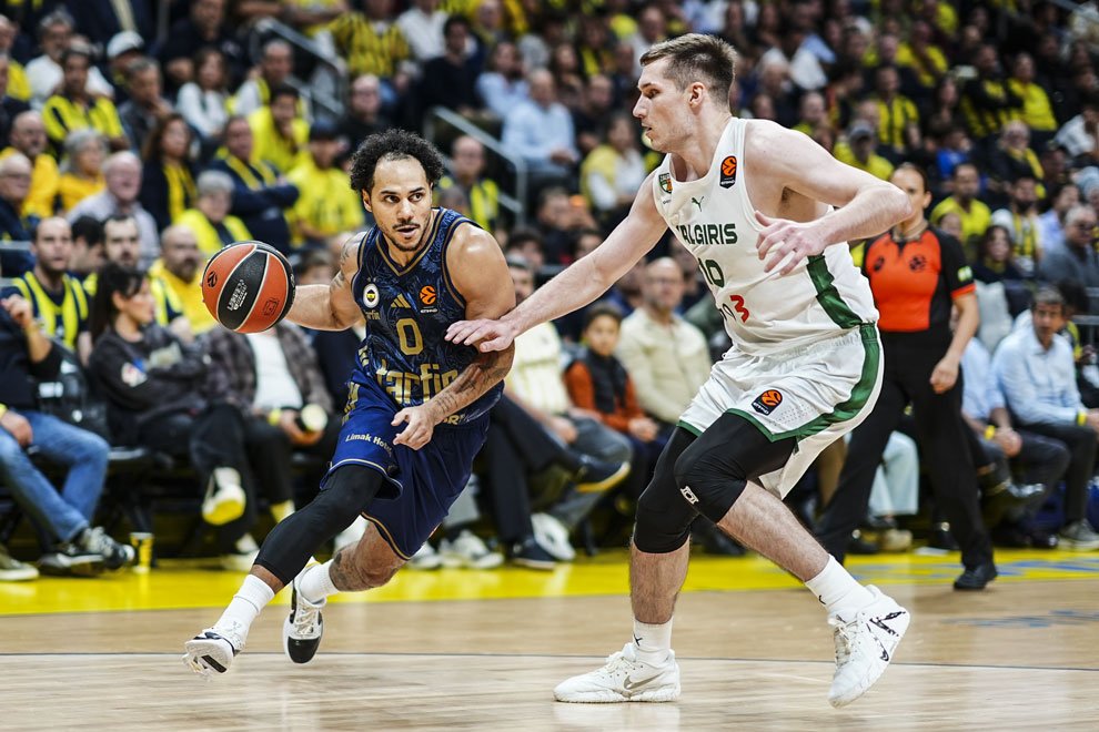 Fenerbahçe Tarfin ile Zalgiris arasında oynanan EuroLeague maçından bir pozisyon.