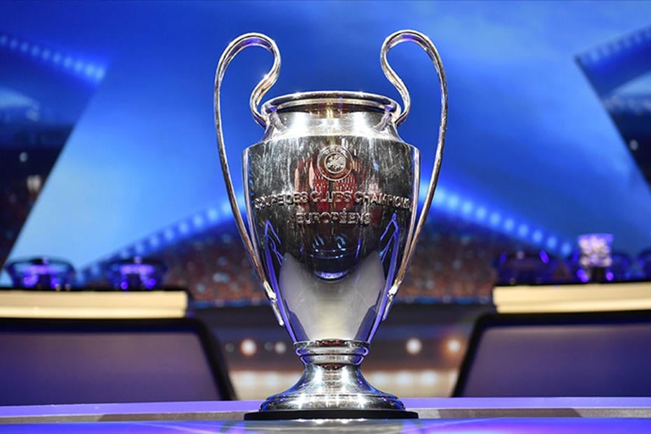 Immagine della coppa della Champions League davanti alle luci dello stadio.