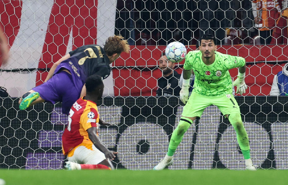 Galatasaray kalecisi Uğurcan Çakır, Barcelona atağı sırasında kalesinde pozisyon alıyor.