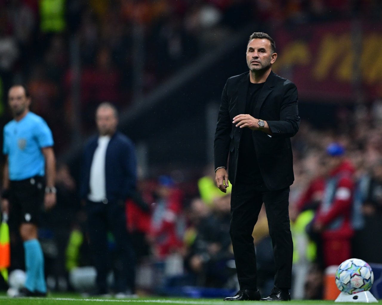 Okan Buruk, Galatasaray-Barcelona maçında saha kenarında görülüyor.