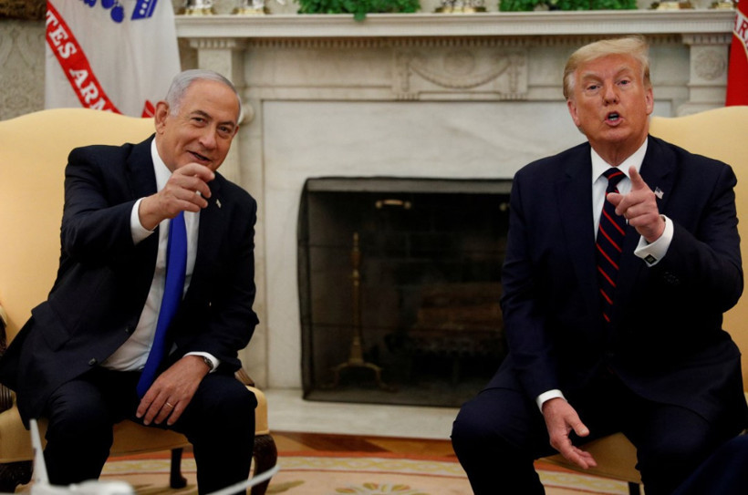 Donald Trump ve Binyamin Netanyahu Oval Ofis’te yan yana otururken görülüyor.