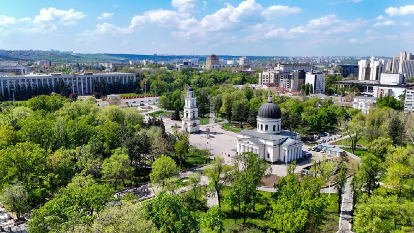 Kişinev’de yeşil parklar, meydan ve şehir merkezinin havadan görünümü.