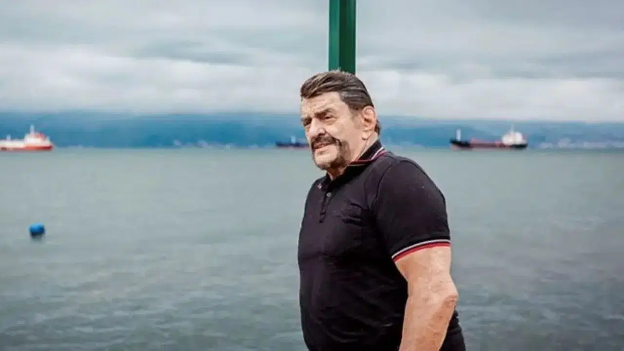 Une photo d'Alpay prise au bord de la mer.