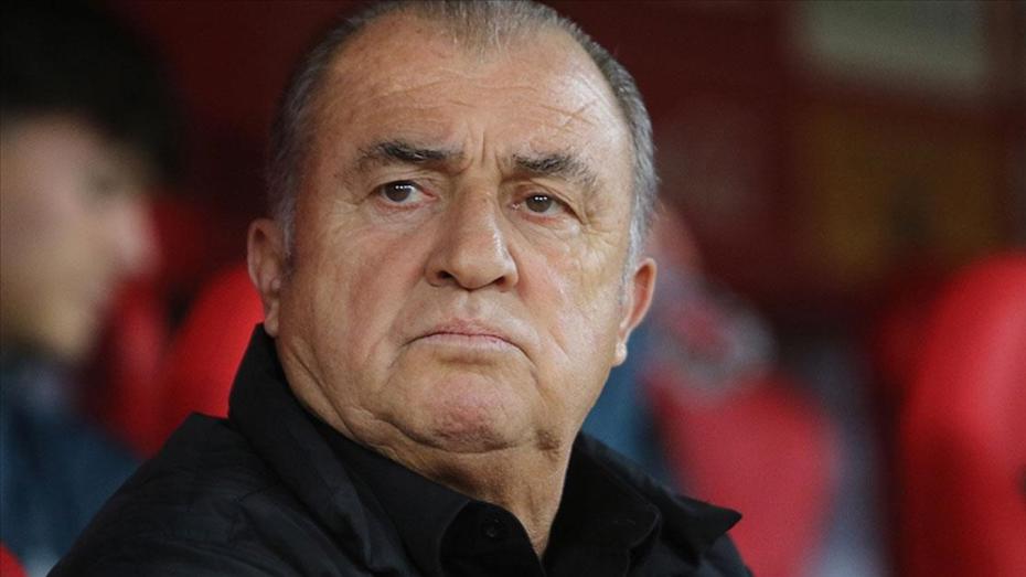 Ritratto di Fatih Terim scattato in tribuna o a bordo campo.