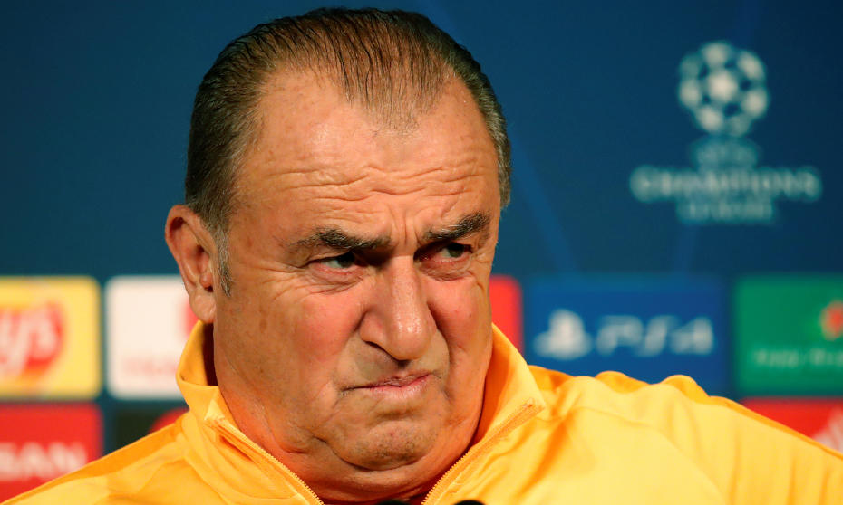 Foto di Fatih Terim scattata davanti allo sfondo di una conferenza stampa di Champions League.