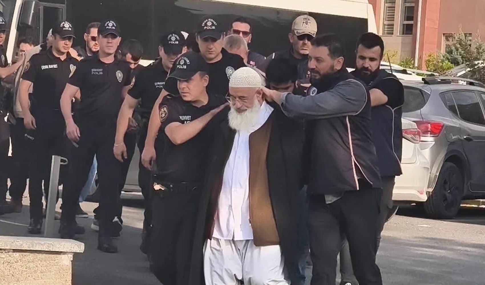 Sadi Yüksel'in ters kelepçeli görüntüleri için soruşturma