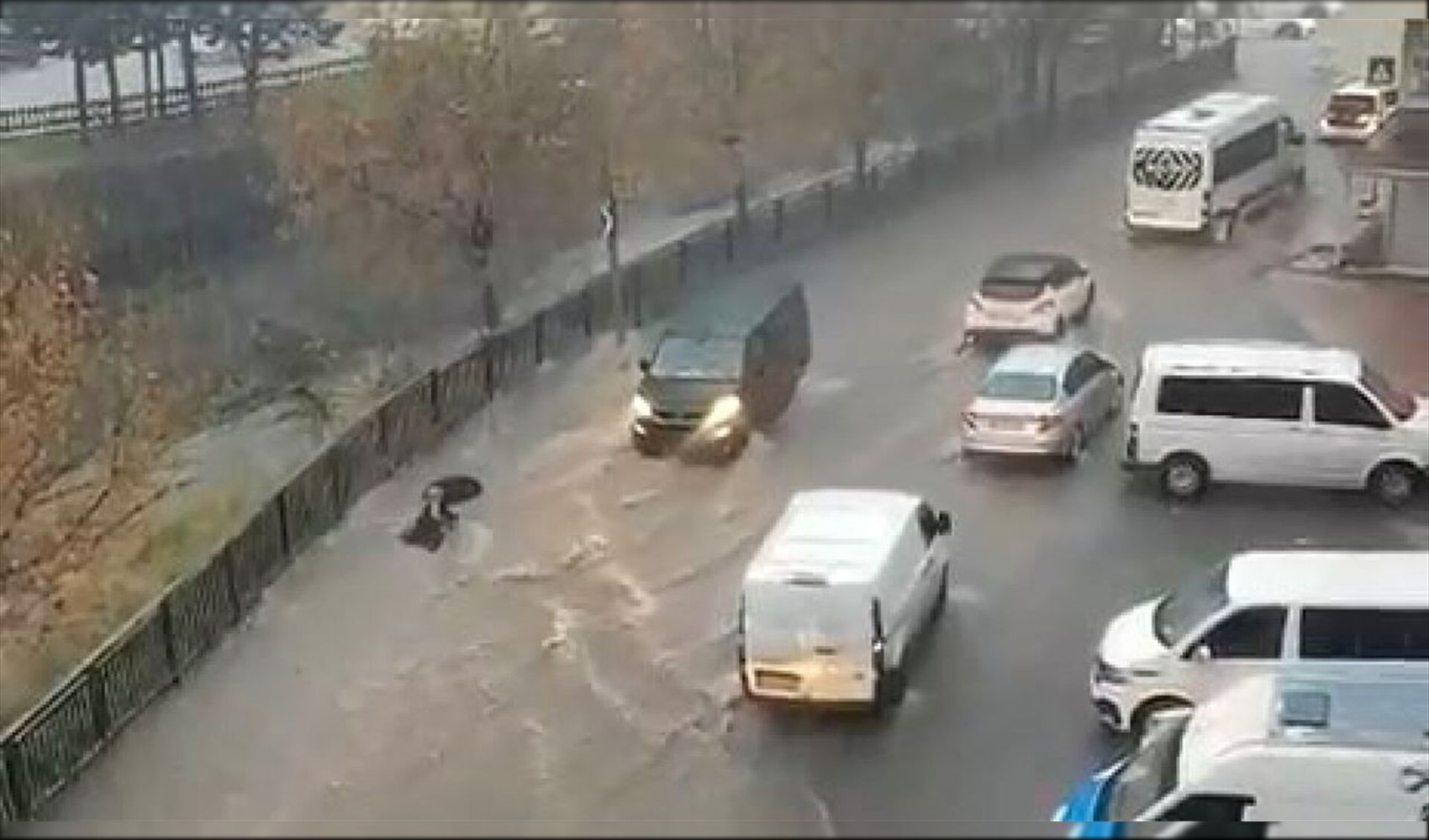 İstanbul'da sağanak etkisini gösterdi: Araçlar suya gömüldü