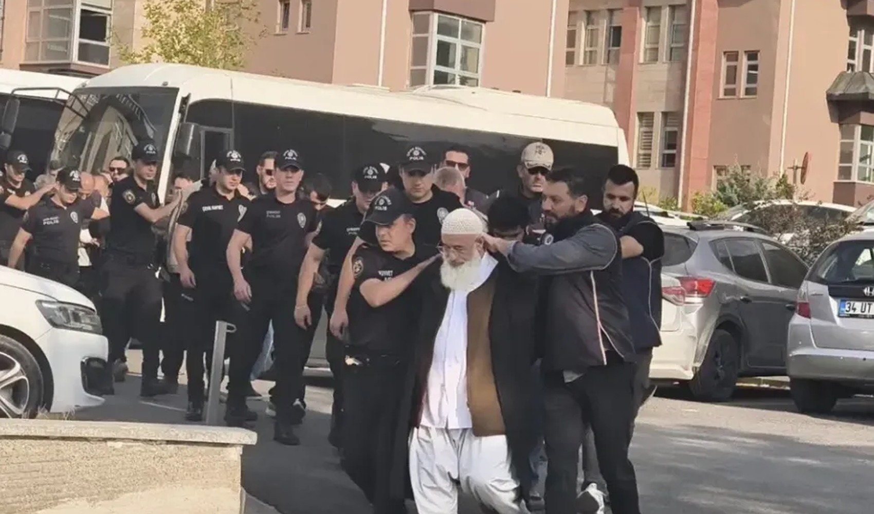 IŞİD operasyonu görüntülerine soruşturma: Başsavcılık kelepçeli sevkiyata inceleme başlattı