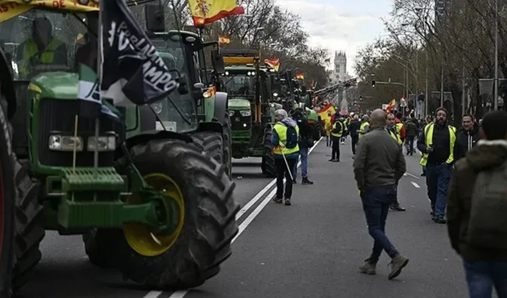 Landwirte blockieren Straßen mit Traktoren