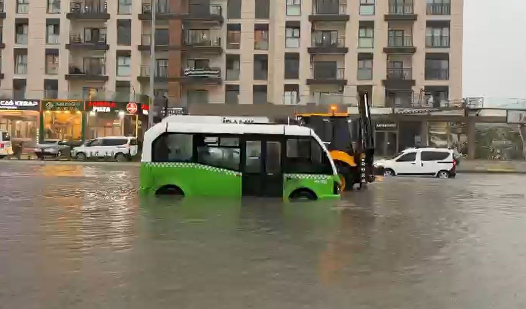 Bach in Arnavutköy über die Ufer getreten: Minibus mit Fahrgästen eingeschlossen