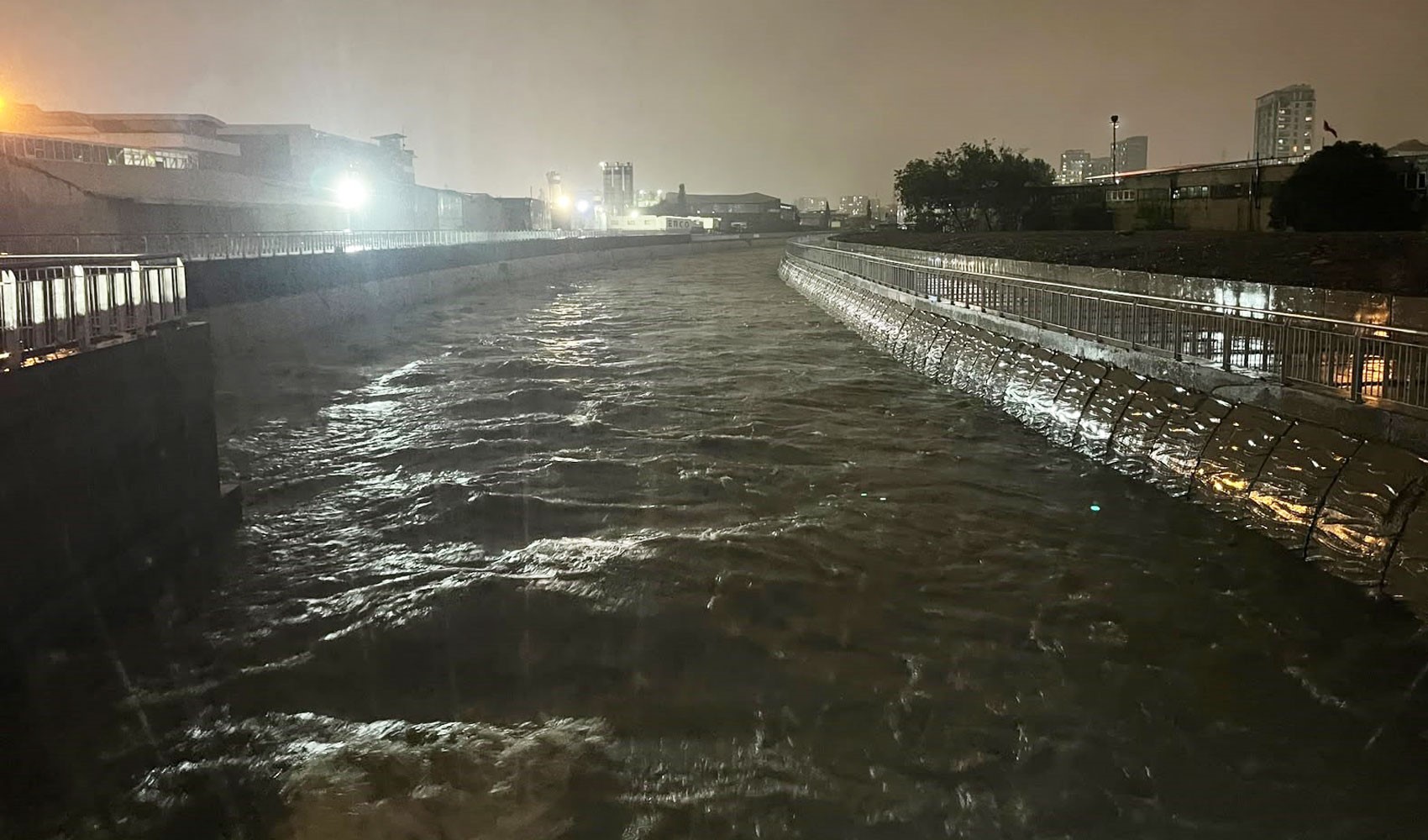 Ayamama Creek in Küçükçekmece reaches overflow point
