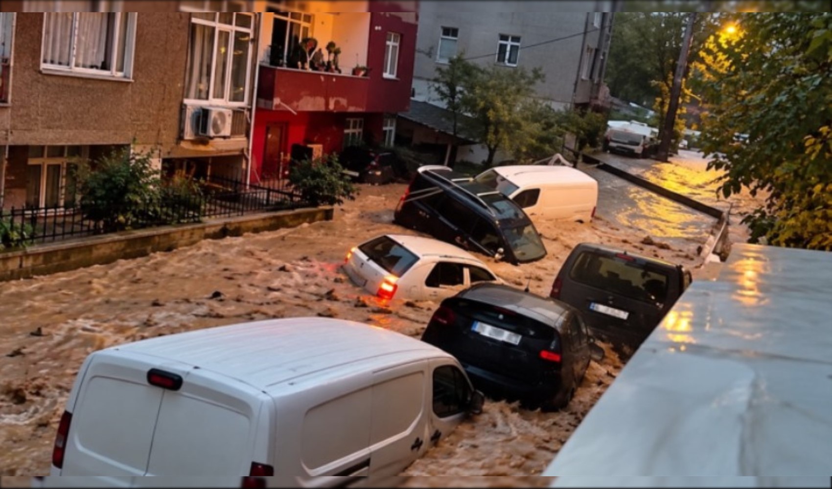 Ayazağa’da yollar göle döndü, araçlar sele kapıldı