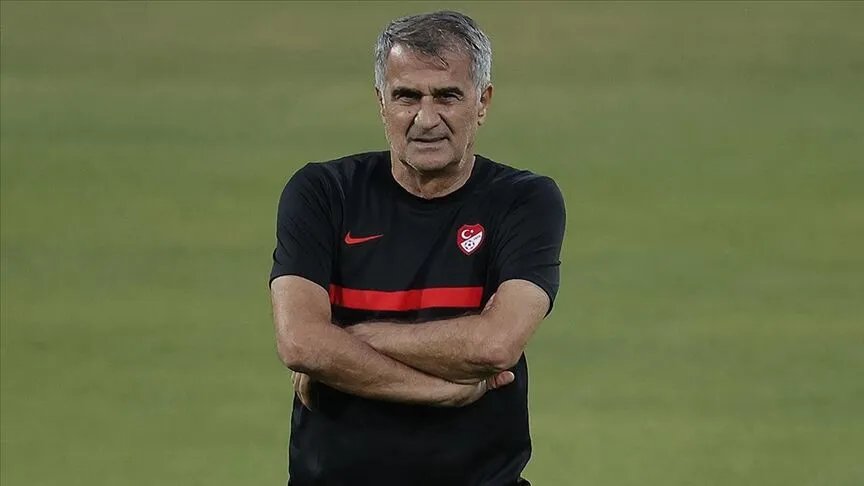 Şenol Güneş saha kenarında kolları bağlı şekilde görülüyor.