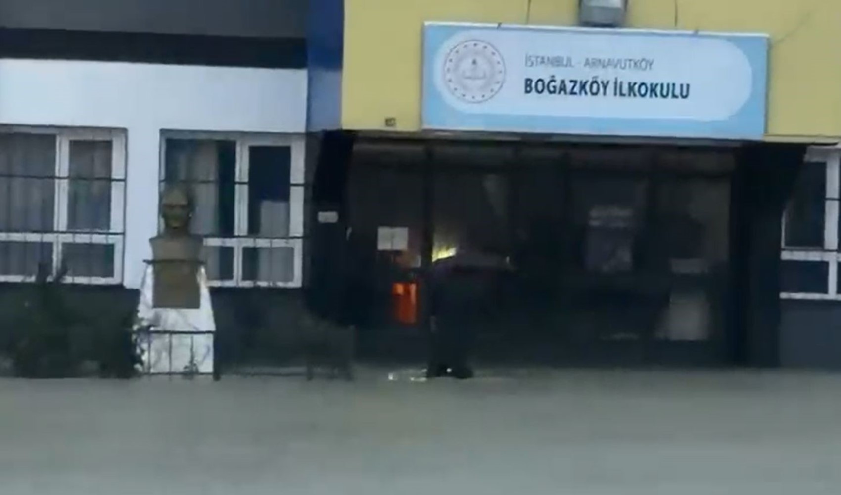Arnavutköy’de dere taştı, okulu su bastı