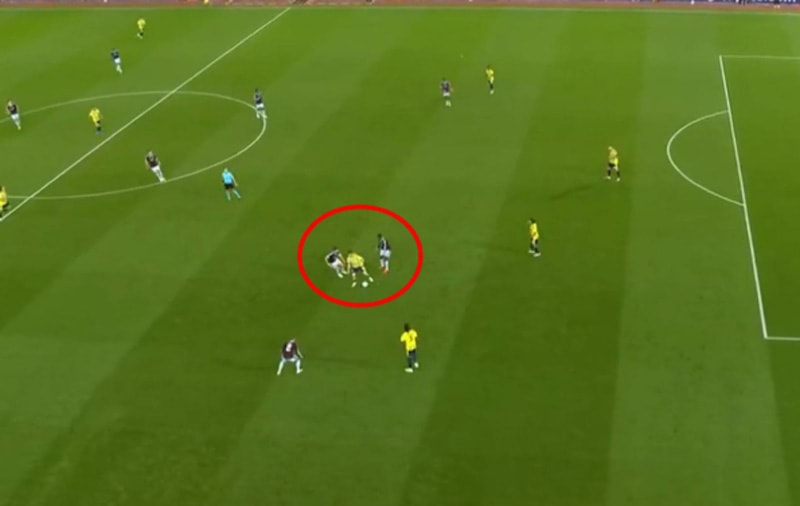 Aston Villa-Fenerbahçe maçında orta alandaki bir pozisyonu gösteren yayın ekran görüntüsü.